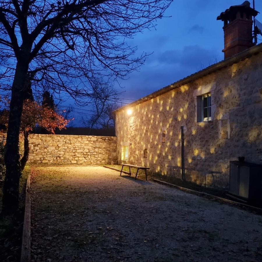 Villa Charmante A Lussan Avec Piscine Privee Et Jardin Closa Bagian luar foto